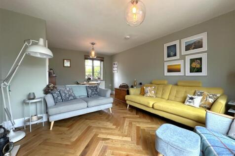 Large Living Space 731