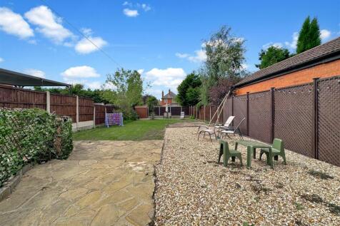 Generous Private Garden 512
