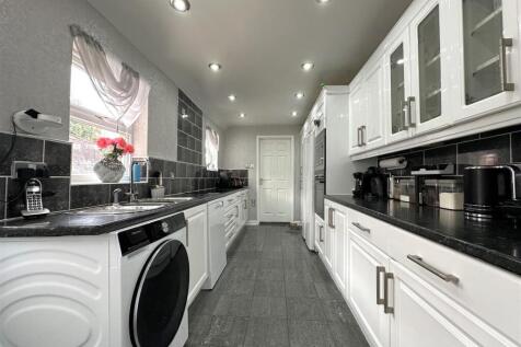 Spacious Kitchen 643