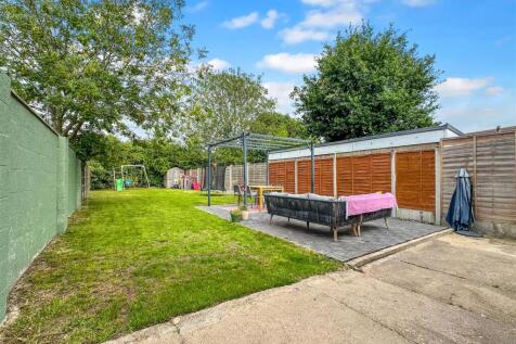 Generous Private Garden 027