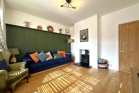 Lovely lounge With Log Burner 005