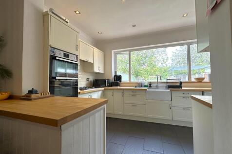 Modern Fitted Kitchen 987