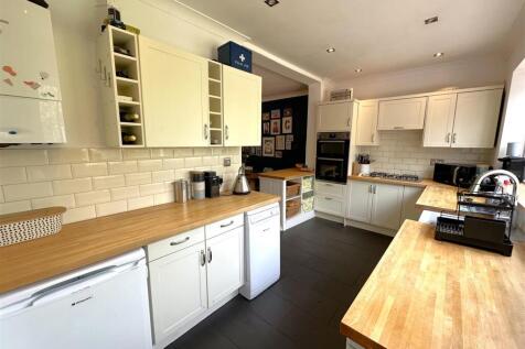 Extensive Kitchen 980
