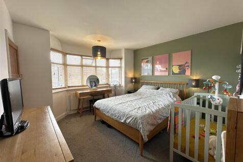 Bay-Fronted Master Bedroom 975