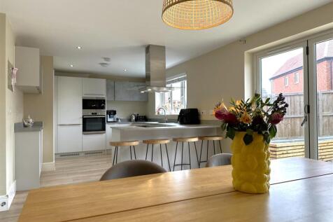 Spacious Dining Kitchen 485