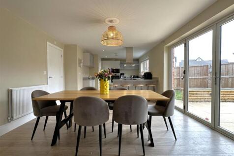 Expansive Dining Kitchen 497
