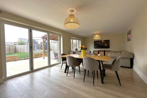 Dining Ares With Bi-Fold Doors 468