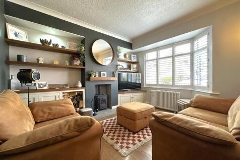 Bay-Fronted Lounge 227