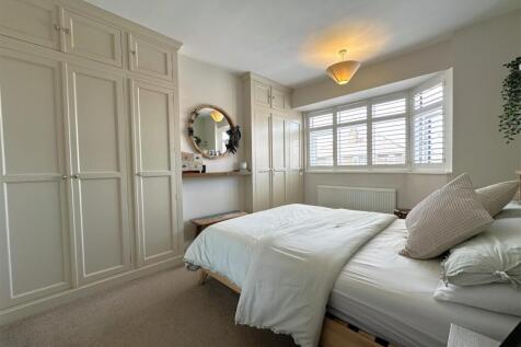 Master Bedroom With Fitted Wardrobes 290