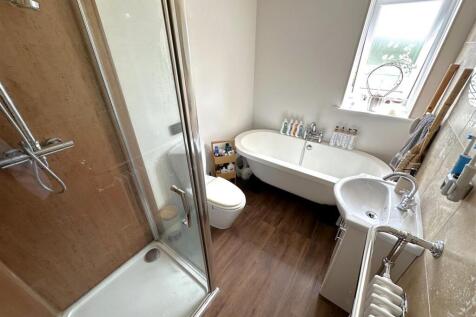Stylish Four-Piece Bathroom 275