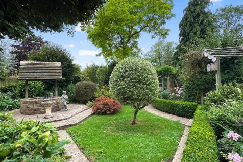 Beautifully Landscaped Garden 923