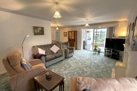 Large Living Space Into Conservatory 357