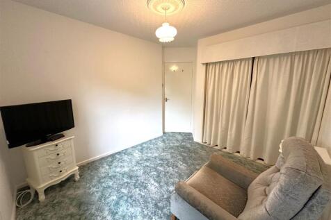 Master Bedroom With Fitted Wardrobe Space 266