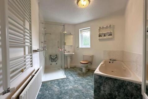 Generous Four-Piece Bathroom 273