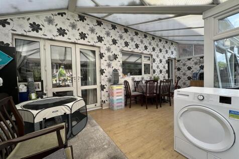 Extensive Conservatory 585
