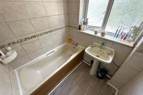 First Floor Bathroom 567