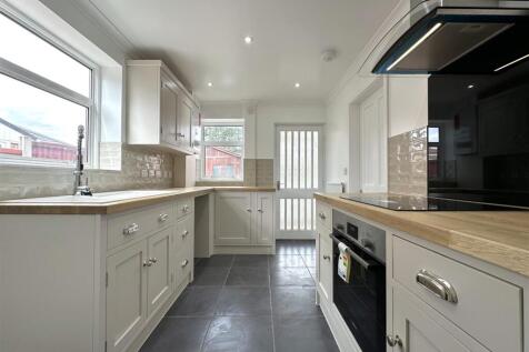 Eye-Catching Bespoke Kitchen 231