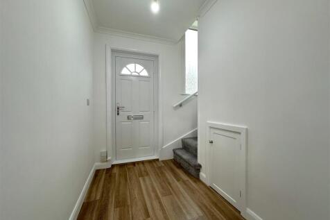 Inviting Entrance Hall 079