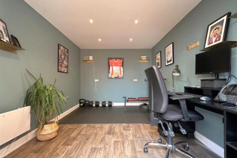 Internal: Home Office /Gym 740