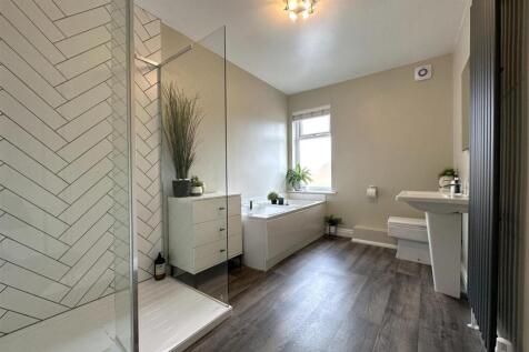 Stunning Four-Piece Bathroom 434