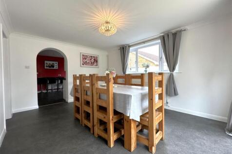 Dual-Aspect Dining Room 402