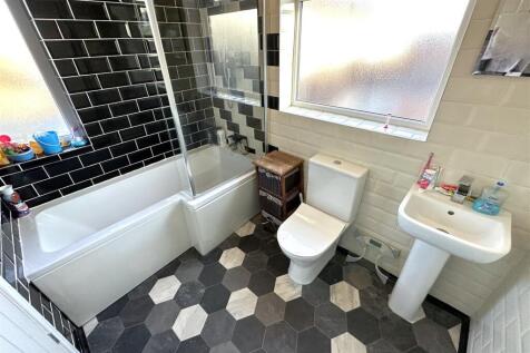 First Floor Bathroom 009