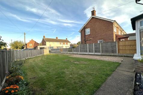 Large Front Garden &amp; Driveway 955