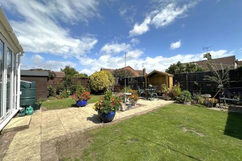 Generous Private Garden 095