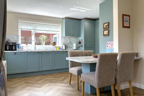 Stylish Contemporary Kitchen 070