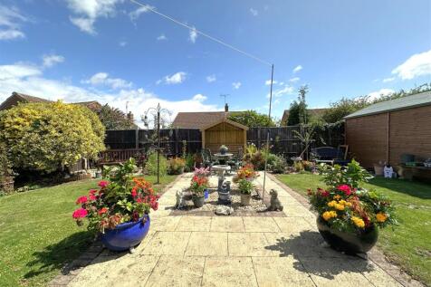 Attractive Garden &amp; Paved Patio 109