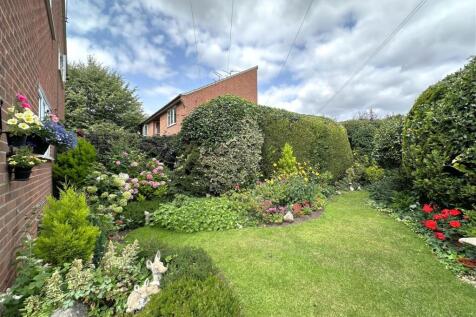 Lovely Enclosed Garden 609