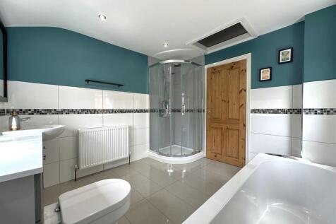 Spacious Contemporary Bathroom 895