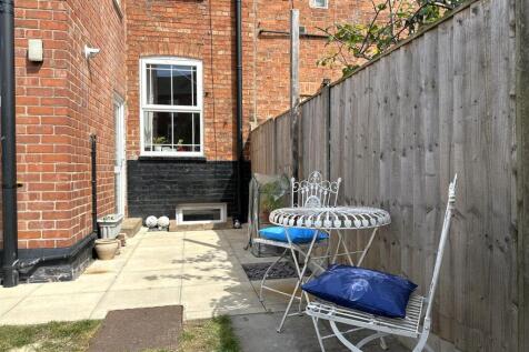 Paved Seating Area 949