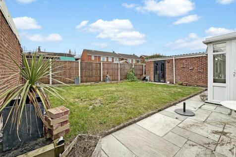 Well-Appointed Enclosed Garden 532