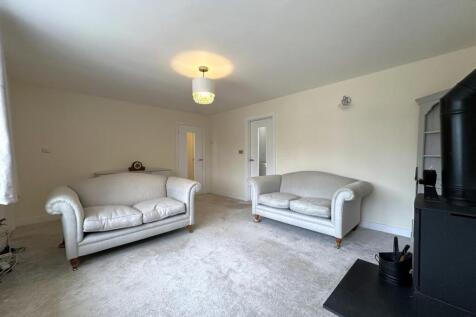 Large Living Space 492