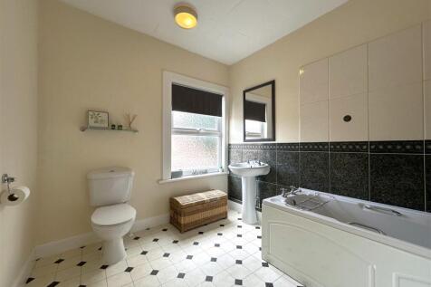 Large Bathroom 138