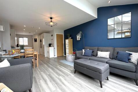 Superb OPEN-PLAN Living Space 980