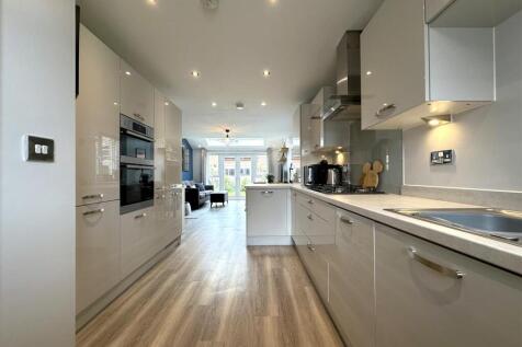 Extensive Fitted Kitchen 973