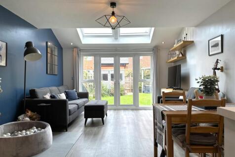 Bright &amp; Airy Living Space 963