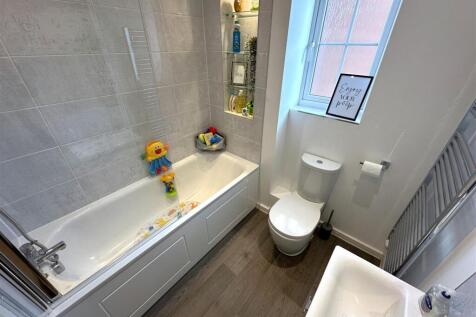 Lavish Family Bathroom 831