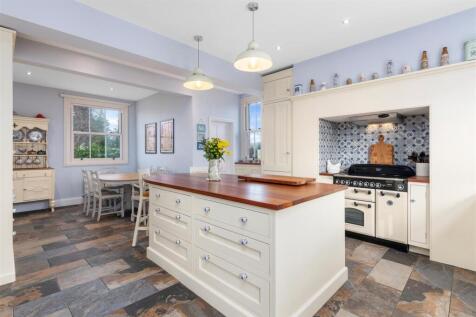 Dual-Aspect Dining Kitchen 517