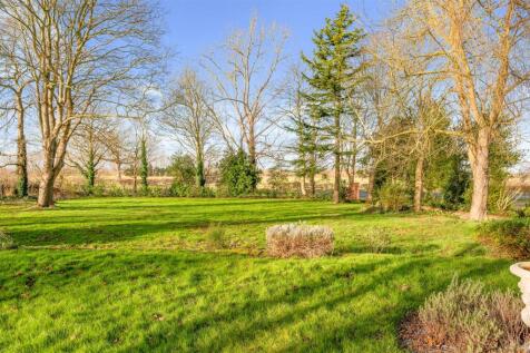Beautifully Mature Front Garden 024