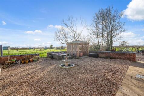Gravelled Rear Courtyard 037