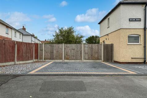 Extensive Block Paved Driveway 755