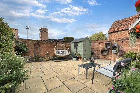 Delightful Low-Maintenance Garden 369