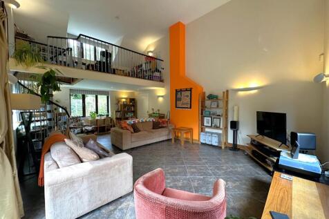 Spacious Multi-Purpose Family Room 116