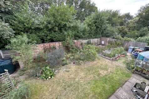Well-Appointed Private Garden 070
