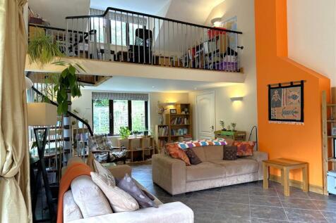 Family Room With Mezzanine Floor 118