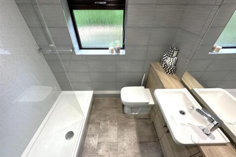 Family Shower Room 064