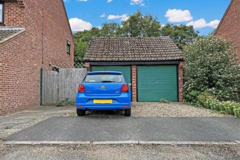 Double Garage &amp; Multi-Car Driveway 191